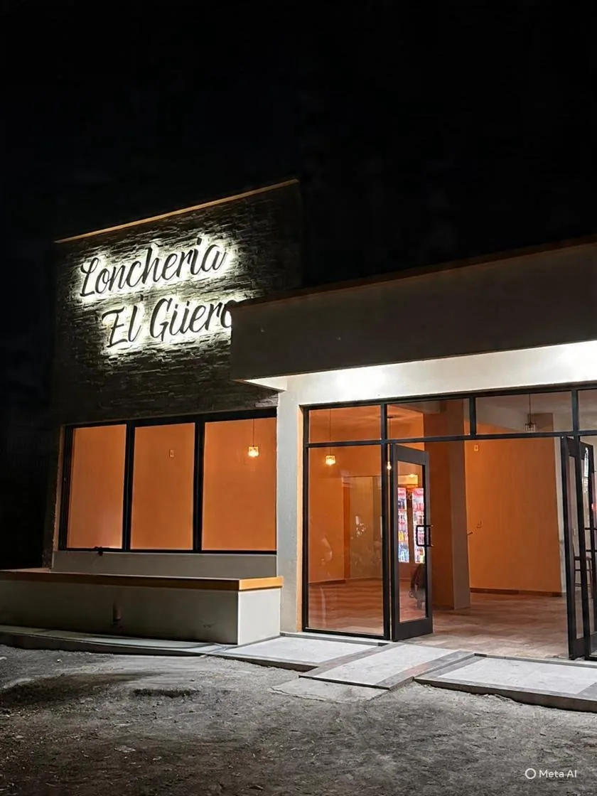 Lonchería El Güero de noche